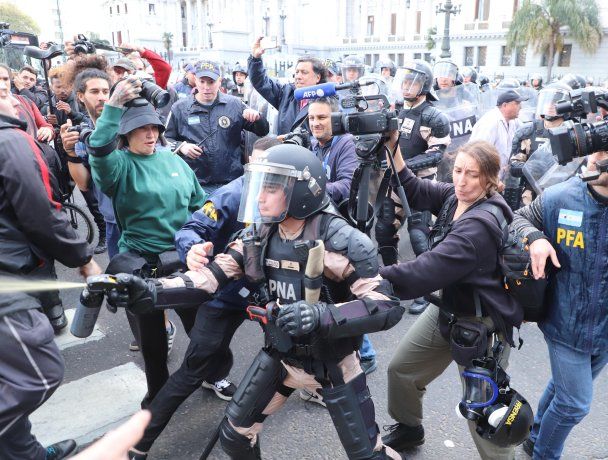 La policía reprimió la protesta de jubilados en el Congreso.