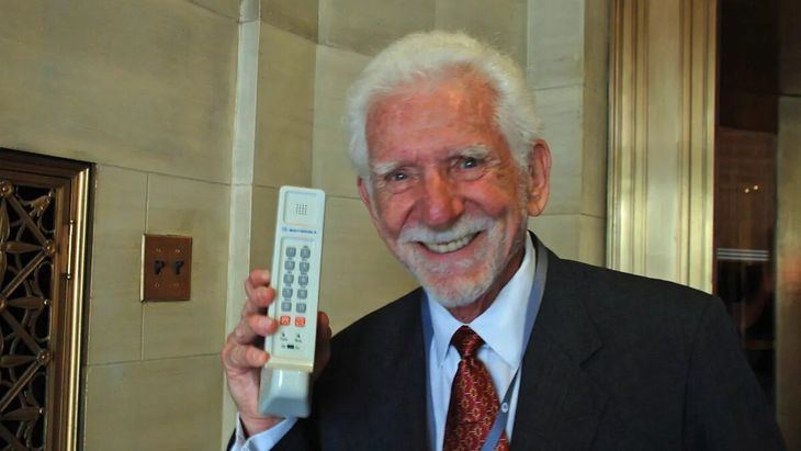 Martin Cooper y el primer teléfono móvil: un invento que transformó el mundo.