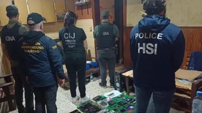 En el allanamiento se incautaron muchos celulares, computadoras, discos externos y otros elementos electrónicos.