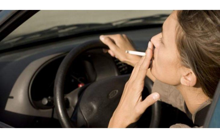 Quieren multar a quienes fuman mientras conducen en Provincia