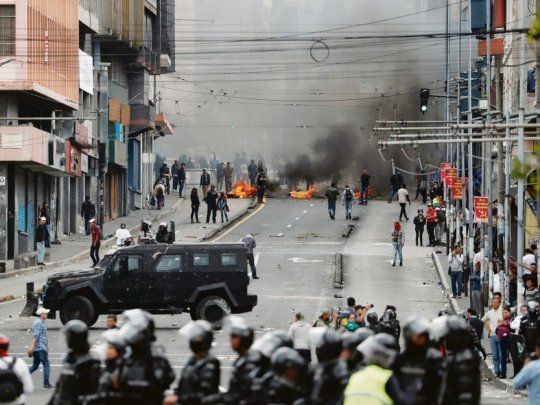 Zona de guerra. Quito sigue siendo escenario de manifestaciones opositoras a Lenín Moreno y al FMI, en momentos en que columnas de indígenas marchan desde el interior de Ecuador hacia la capital.