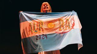 La artista se distingue por su fuerte y etérea presencia.