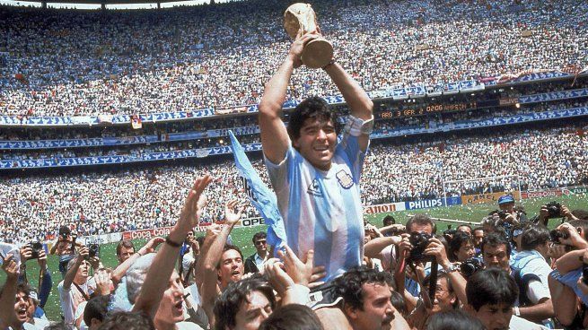 Murió Roberto Cejas, el hombre que llevó a Diego Maradona en andas en el Mundial de México 1986.