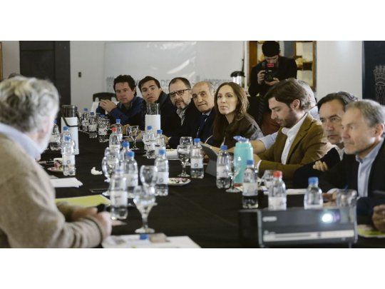 en rojas. Vidal encabezó ayer una reunión de Gabinete lejos de La Plata, donde se desarrolló una marcha de docentes, estatales y judiciales.