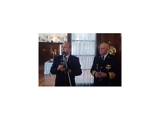 El ministro de Defensa, Arturo Puricelli, y el jefe de la FAA, Normando Costantino, durante el brindis por el primer centenario de la fuerza aérea celebrado en la Escuela de Avión Militar de Córdoba.