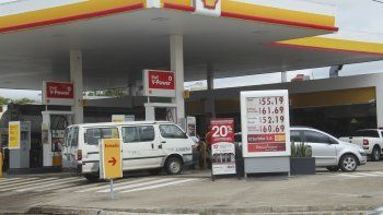Del 20% de atraso en los precios de las naftas y el gasoil, es estima que un 9% corresponde a los impuestos que el Gobierno nacional postergó en medio de la campaña electoral.