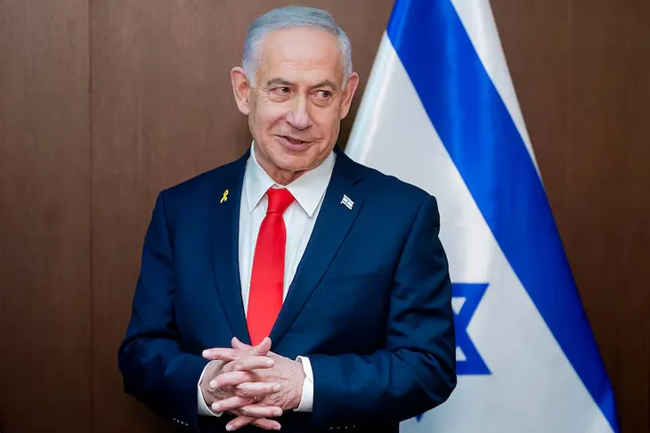 Benjamín Netanyahu. Supo a través del yerno presidencial inducir a Donald Trump a una guerra que los norteamericanos no querían y ahora quieren menos. La sospecha es que decidió a jugarse “de lleno”, no solo en vista de las elecciones que él enfrenta en octubre, sino previendo que Trump perdería una o las dos Cámaras del Congreso en noviembre, y el mayor aliado de Israel en décadas se volvería un “pato rengo”. Lo que viene logrando es incrementar la chance de esas derrotas y que la administración Milei quede huérfana en 2027. Benjamín Netanyahu. Supo a través del yerno presidencial inducir a Donald Trump a una guerra que los norteamericanos no querían y ahora quieren menos. La sospecha es que decidió a jugarse “de lleno”, no solo en vista de las elecciones que él enfrenta en octubre, sino previendo que Trump perdería una o las dos Cámaras del Congreso en noviembre, y el mayor aliado de Israel en décadas se volvería un “pato rengo”. Lo que viene logrando es incrementar la chance de esas derrotas y que la administración Milei quede huérfana en 2027.