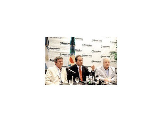 Acosado por las medidas de fuerza, Scioli -junto a sus ministros Mario Oporto (Educación) y Oscar Cuartango (Trabajo)- pidió ayer «responsabilidad y reflexión» a los gremios docentes.