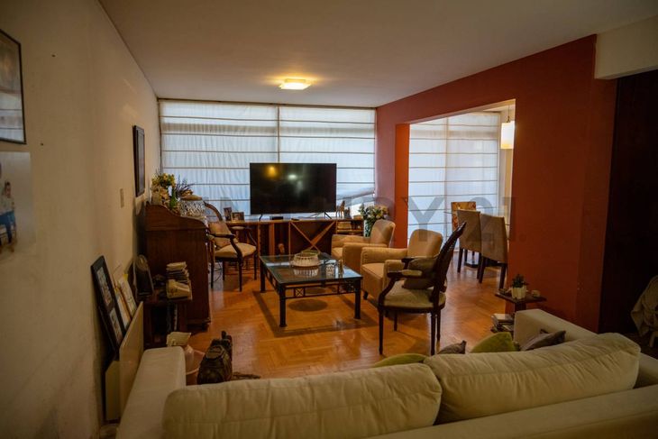 El living del departamento muestra una distribución clásica, con ambientes amplios y salida a un balcón corrido al frente El living del departamento muestra una distribución clásica, con ambientes amplios y salida a un balcón corrido al frente