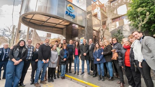 Directivos del PAMI en la reapertura de la Clínica Estrada en Lanús.&nbsp;
