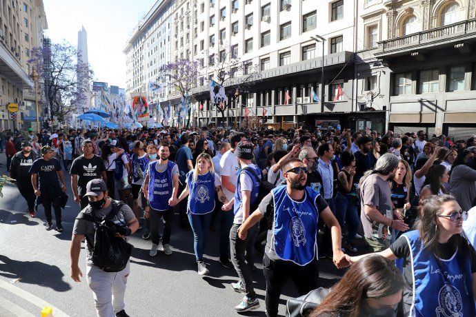 Miles de militantes en la Plaza de Mayo 