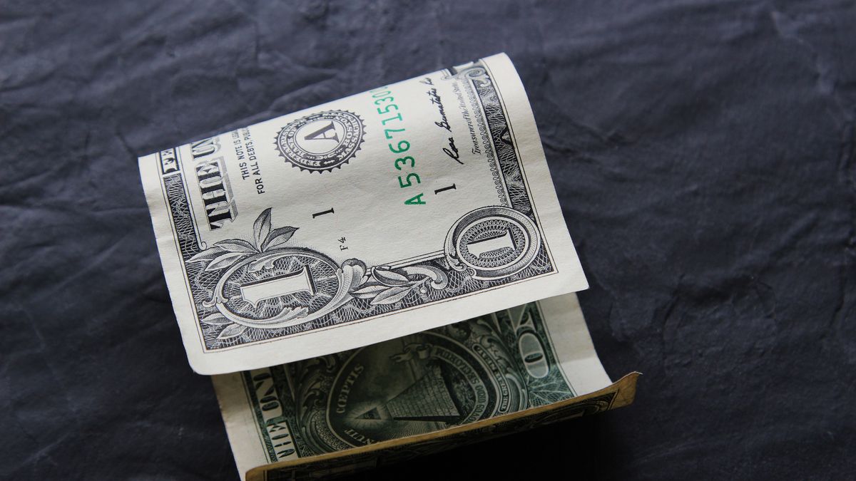 The dollar closed at its lowest value in a month after its second consecutive fall