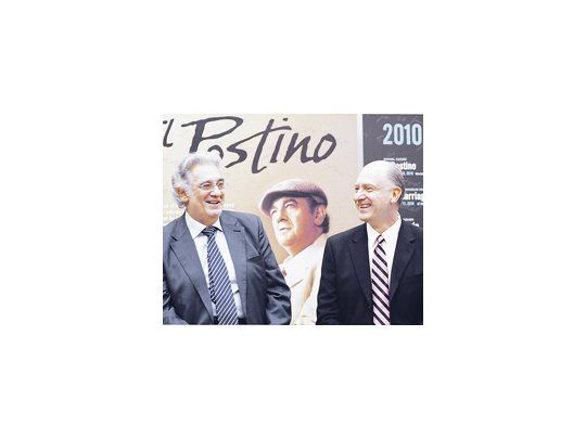 Daniel Catán junto a Plácido Domingo, en ocasión del estreno de «Il postino», sobre la novela de Antonio Skármeta.