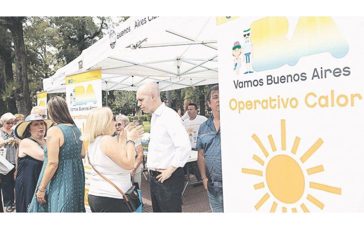 ámbito.com | móvil. Horacio R. Larreta, ayer en un puesto móvil de hidratación en el barrio de Villa Devoto, donde se asiste a los vecinos por la ola de calor.