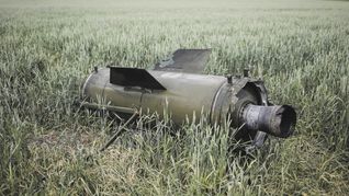 SÍMBOLO. Restos de un misil ruso yacen en medio de un campo de trigo en la región de Donetsk, que concentra hoy los combates en Ucrania.