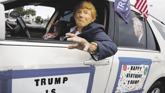 RESPALDO. Simpatizantes de Donald Trump se han volcado a las calles en señal de apoyo de cara a la declaración que deberá prestar en Miami por serios cargos federales.