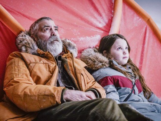 cielo de medianoche. George Clooney y la niña Caoilinn Springall.&nbsp;