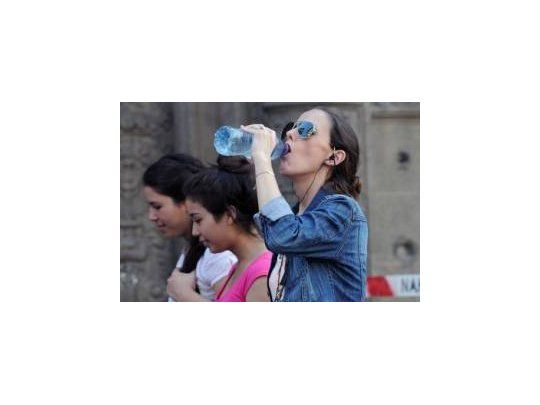 El calor no da tregua y el Servicio Meteorológico mantiene el aviso por los riesgos que las altas temperaturas implican para la salud
