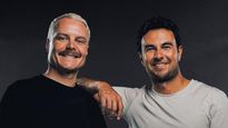 El gran copañerismo entre Vallteri Bottas y Checo Pérez quedó mas en evidencia cuando respondiendo preguntas de aficionados, el mexicano le hizo un reto: llevarlo a comer tacos con muchos picantes para ver si lo resiste.