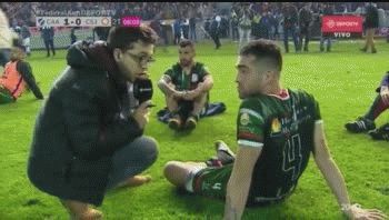 Otro bochorno en el ascenso: jugadores se sientan en la cancha en protesta por el arbitraje