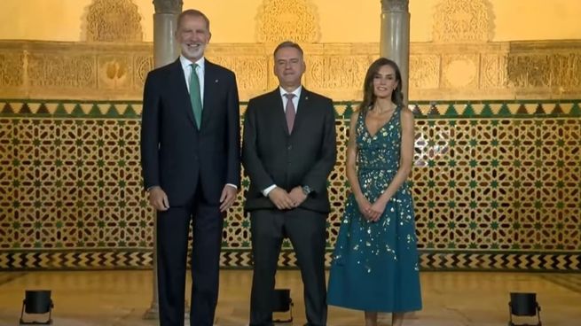 Yamandú Orsi junto al rey Felipe VI y la reina Letizia en el Palacio Real Alcázar de Sevilla, durante la cena oficial previa a la conferencia de Naciones Unidas.