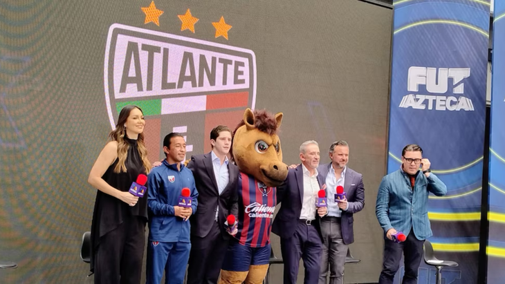 La directiva azulgrana junto a figuras emblemáticas del plantel ratificaron su compromiso de competir en los primeros planos del balompié nacional. La directiva azulgrana junto a figuras emblemáticas del plantel ratificaron su compromiso de competir en los primeros planos del balompié nacional.