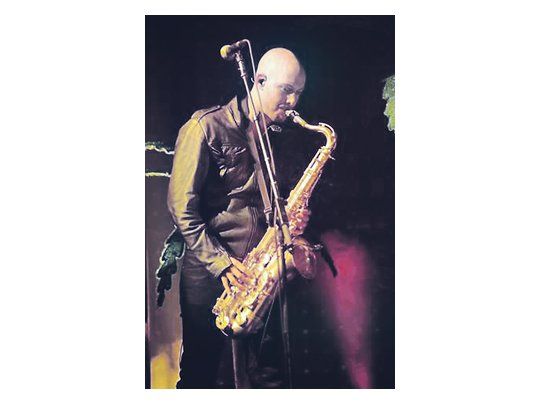 Thomas Marth, saxofonista del grupo «The Killers», fue hallado muerto el lunes en su domicilio de Las Vegas, en un aparente suicidio. Tenía 33 años.