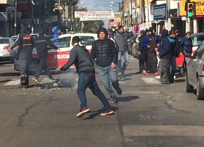 Los ataques ocurrieron en la puerta del Concejo Deliberante de Lanús.