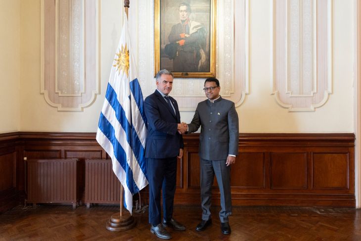 Yamandú Orsi recibió las cartas credenciales de Binoy George, flamante embajador de India en Uruguay. Yamandú Orsi recibió las cartas credenciales de Binoy George, flamante embajador de India en Uruguay.