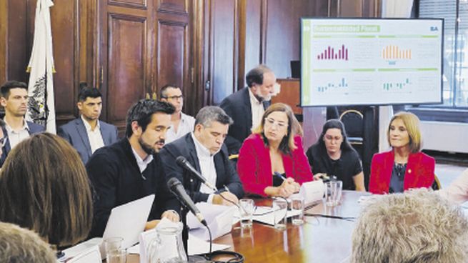 Comisión. El ministro Martín Mura, junto a los legisladores Claudio Romero y Claudia Neira en Legislatura porteña.