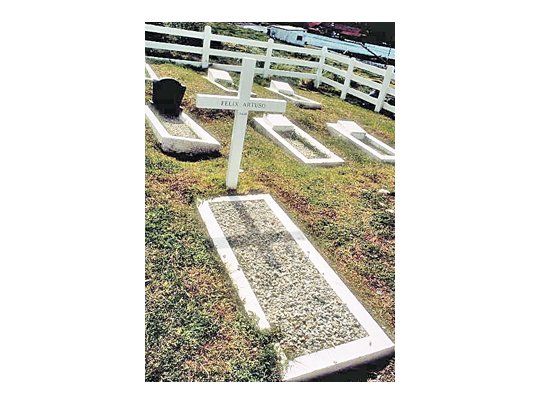 El suboficial de la Armada Félix Artuso fue muerto hace 30 años en la isla Georgia del Sur. Sus familiares no logran el permiso para poder visitar su tumba.