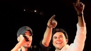 Sergio Checo Pérez fue a presenciar un recital de Enrique Iglesias en Guadalajara y terminó arriba del escenario cantando y bailando con el artista español.
