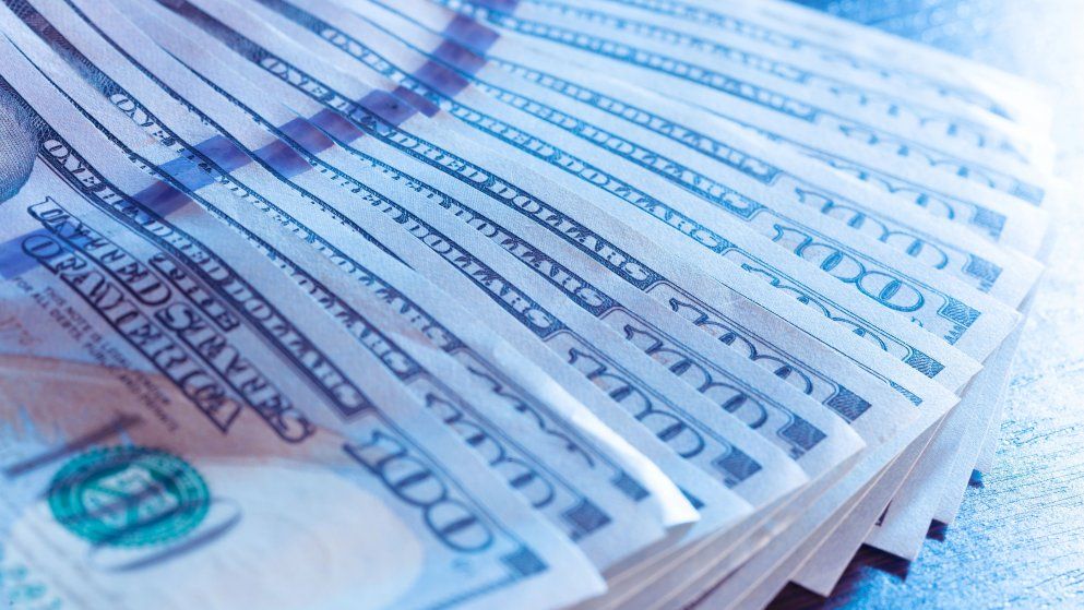El dólar blue cayó por primera vez en la semana y la brecha tocó mínimos en 8 jornadas
