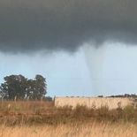 Automovilistas que circulaban por la Ruta 3 captaron el momento en el que una columna descendía desde las nubes en la tormenta. Automovilistas que circulaban por la Ruta 3 captaron el momento en el que una columna descendía desde las nubes en la tormenta.