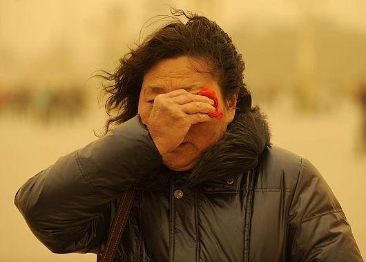 Gigantesca tormenta de arena dejó a China en las sombras (foto 1)