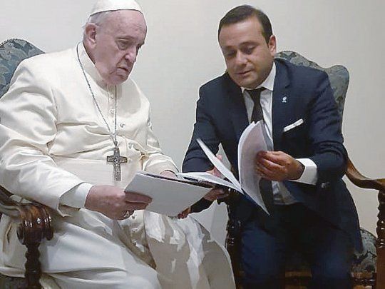 compromiso. El gobernador le mostr&oacute; a Bergoglio los documentos que certifican el cumplimiento de Misiones con la enc&iacute;clica &ldquo;Lau&shy;da&shy;to si&rsquo;&rdquo;.