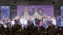 Compañeros. Jorge Ferraresi, Agustín Rossi, Vilma Ibarra, Cecilia Todesca, “Juanchi” Zabaleta y Germán Martínez, entre otros, reunidos el sábado en Rosario por la Corriente Nacional de la Militancia.