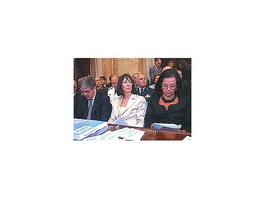 Julio De Vido, Felisa Miceli y Nilda Garré presenciaron el último discurso delactual mandato del Presidente. Además, se besaron y abrazaron diputadosoficialistas.