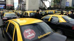 Los taxistas recalcaron que por la cuarentena y el aislamiento obligatorio se realizan menos viajes y hay en un elevado porcentaje de choferes sin trabajo.
