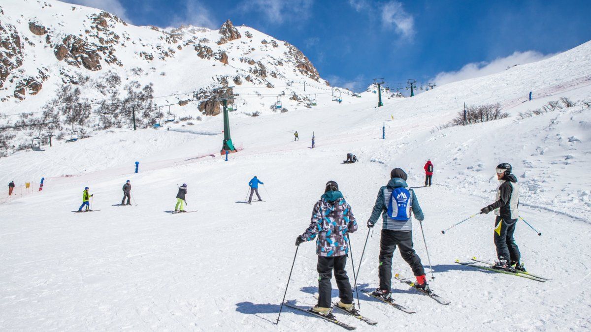 Pánico en Mendoza: cinco esquiadores rescatados tras una avalancha de nieve