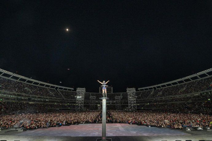 María Becerra dando su show ante una multitud en River.