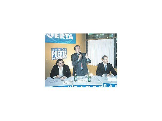 Ramón Puerta, escoltado por Aníbal Leguizamón y Ariel Umpierrez, se reunió condirigentes del PJ de la Capital. Le reclamaron que se lance, pero pidió tiempo.