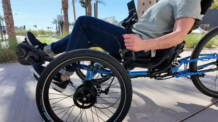 Sin necesidad de una palanca de cambios tradicional, el generador de pedales PERS lee tu cadencia en tiempo real y ajusta la resistencia del motor. Sin necesidad de una palanca de cambios tradicional, el generador de pedales PERS lee tu cadencia en tiempo real y ajusta la resistencia del motor.