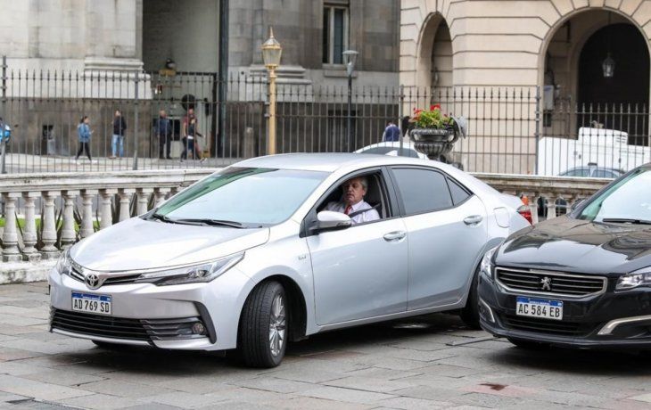 Alberto Fernández en su auto en 2020.