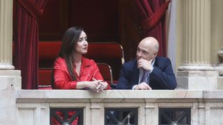 La vicepresidenta Victoria Villarruel y el senador libertario Esteban Bartolomé Abdala en Diputados, a la espera de la votación de la Ley Bases.