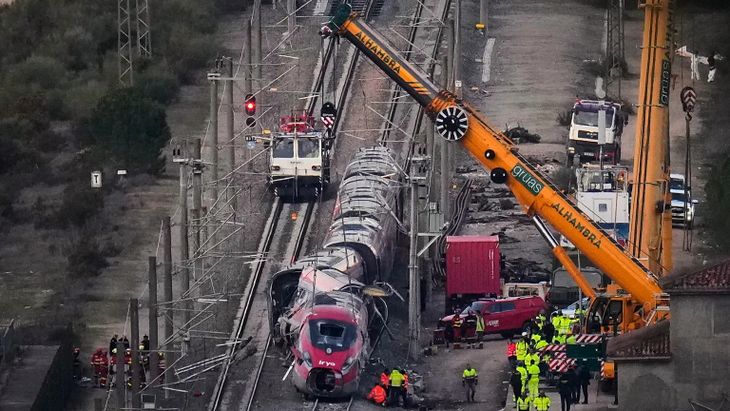 Accidente ferroviario en Adamuz, Córdoba, el 18 de enero de 2026, cuando un tren de alta velocidad de Iryo descarriló y chocó contra otra formación. Accidente ferroviario en Adamuz, Córdoba, el 18 de enero de 2026, cuando un tren de alta velocidad de Iryo descarriló y chocó contra otra formación.