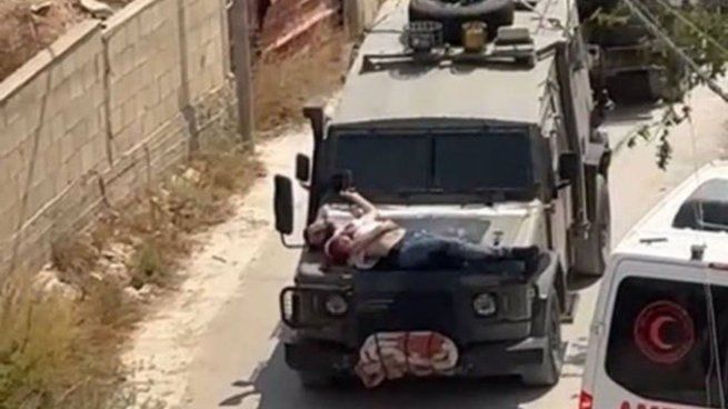 Las fuerzas israelíes ataron a un palestino herido al frente de uno de sus vehículos.