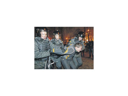 La manifestación en Moscú congregó a unas 20.000 personas, menos de las esperadas por los organizadores. En el cierre, se registró un centenar de detenciones.