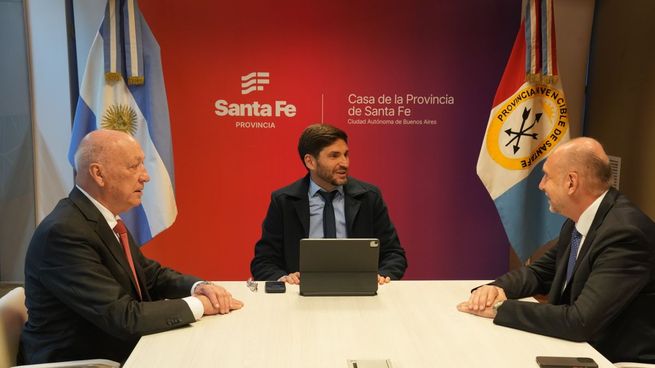 Los exgobernadores Antonio Bonfatti y Omar Perotti, junto a Maximiliano Pullaro.