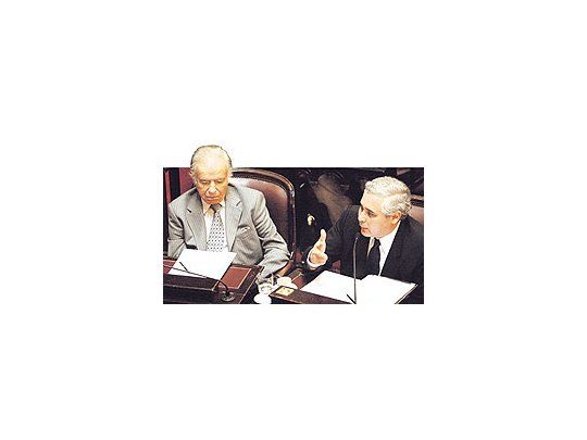 El agua y el aceite dentrodel peronismo: CarlosMenem, opositor encendidodel gobierno, juntoal correntino FabiánRíos, kirchnerista quepreside la Comisión dePresupuesto y Haciendadel Senado. Ocupanbancas contiguas.